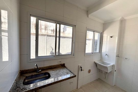 Cozinha de apartamento para alugar com 1 quarto, 31m² em Guilhermina Esperança, São Paulo