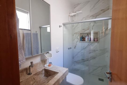 Banheiro de casa à venda com 3 quartos, 210m² em Jardim Atlantico, Goiânia