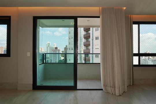 Sala - Varanda de apartamento para alugar com 2 quartos, 141m² em Serra, Belo Horizonte