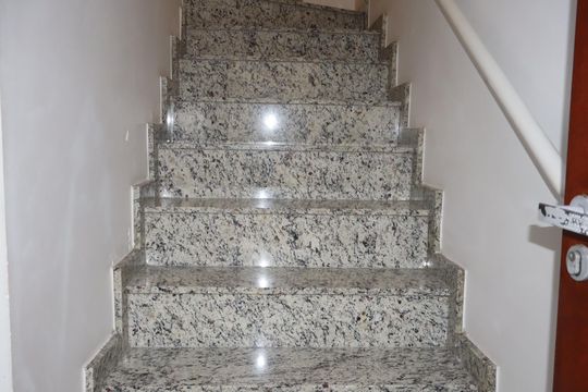Escada- acesso aos quartos de casa à venda com 2 quartos, 63m² em Vila Santa Clara, São Paulo
