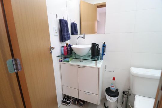Banheiro do Quarto 2 de apartamento para alugar com 2 quartos, 64m² em Santa Mônica, Uberlândia