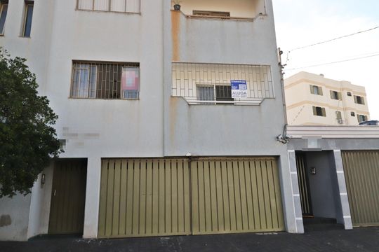Plaquinha de apartamento para alugar com 3 quartos, 140m² em Centro, Uberlândia
