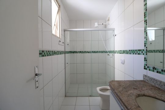Banheiro do Quarto 2 de apartamento para alugar com 3 quartos, 140m² em Centro, Uberlândia