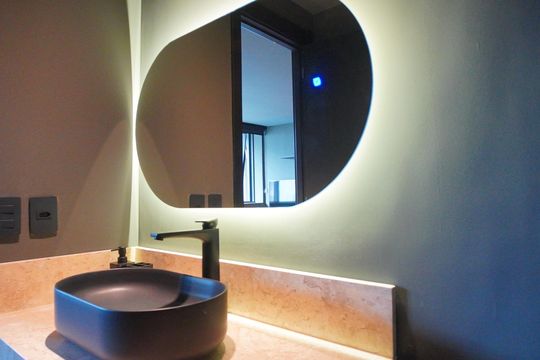 Banheiro  de kitnet/studio para alugar com 1 quarto, 40m² em Três Figueiras, Porto Alegre
