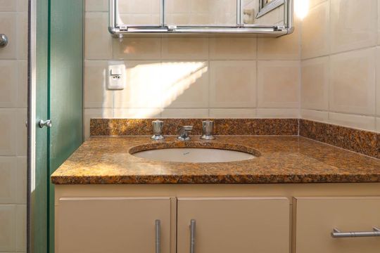 Banheiro de apartamento à venda com 1 quarto, 55m² em Vila Andrade, São Paulo