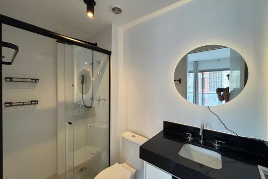 Banheiro social de kitnet/studio para alugar com 1 quarto, 27m² em Pinheiros, São Paulo