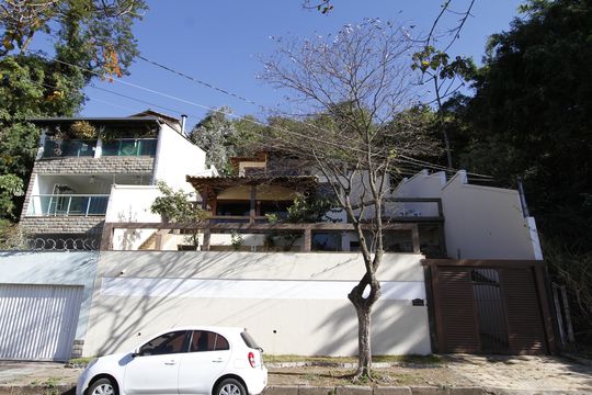 Fachada de casa à venda com 6 quartos, 400m² em São Bento, Belo Horizonte