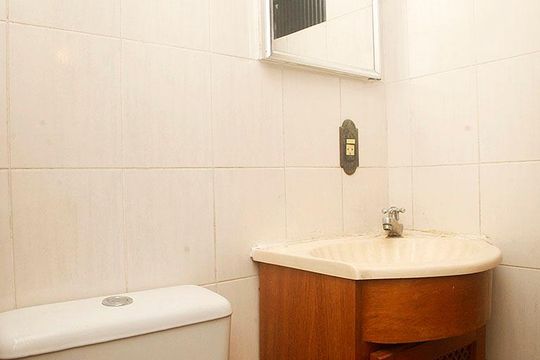 Banheiro da suíte de apartamento à venda com 1 quarto, 42m² em Jardim Botânico, Porto Alegre