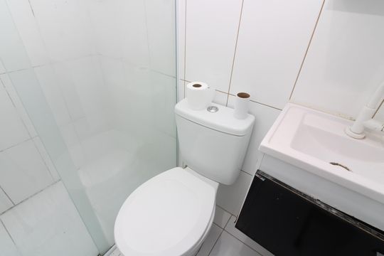 Banheiro de casa de condomínio para alugar com 1 quarto, 30m² em Jardim Verônia, São Paulo