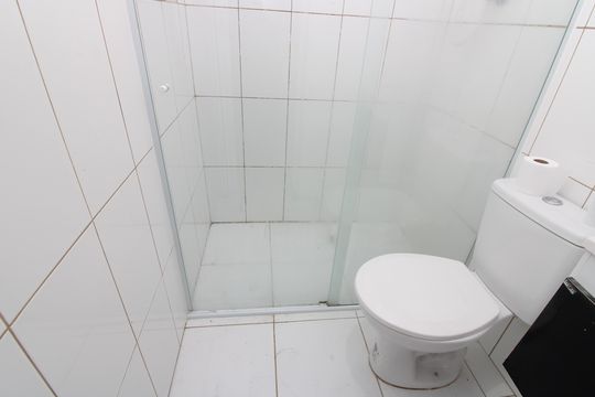 Banheiro de casa de condomínio para alugar com 1 quarto, 30m² em Jardim Verônia, São Paulo