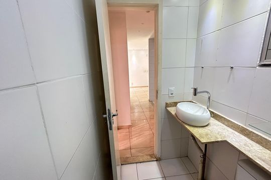 Banheiro de apartamento para alugar com 2 quartos, 45m² em Pavuna, Nilópolis