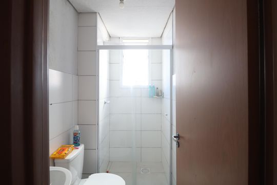 Banheiro de apartamento à venda com 2 quartos, 47m² em Olaria, Canoas