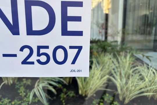 Plaquinha Instalada código JDIL-201 de apartamento à venda com 2 quartos, 135m² em Petrópolis, Porto Alegre