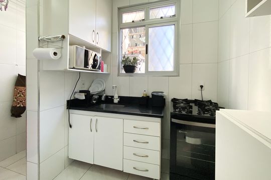 Cozinha de apartamento à venda com 3 quartos, 57m² em Sagrada Família, Belo Horizonte