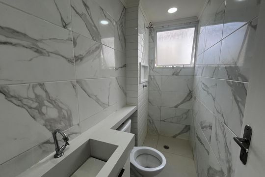 Banheiro de apartamento à venda com 2 quartos, 55m² em Vila Andrade, São Paulo