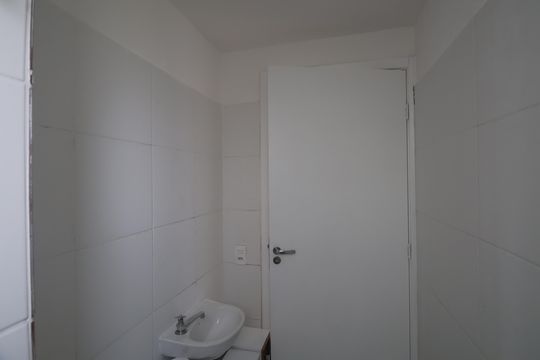Banheiro de apartamento à venda com 2 quartos, 42m² em Olaria, Canoas