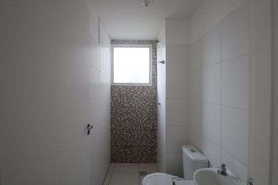 Banheiro de apartamento à venda com 2 quartos, 42m² em Olaria, Canoas