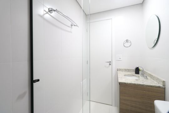 Banheiro de apartamento à venda com 1 quarto, 27m² em Vila Anglo Brasileira, São Paulo