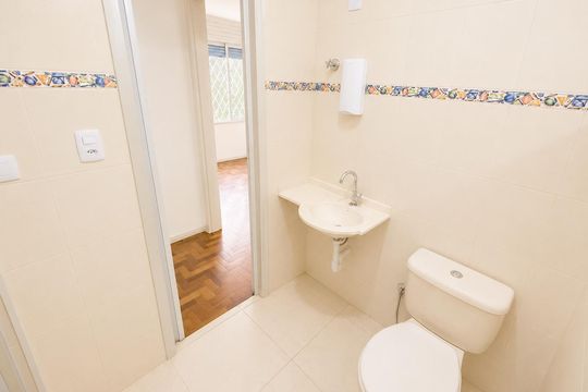 Banheiro de apartamento à venda com 4 quartos, 80m² em Cristal, Porto Alegre