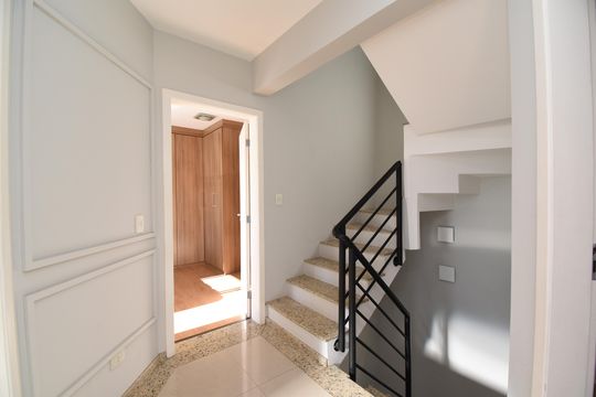 Corredor de casa de condomínio para alugar com 3 quartos, 190m² em Bacacheri, Curitiba