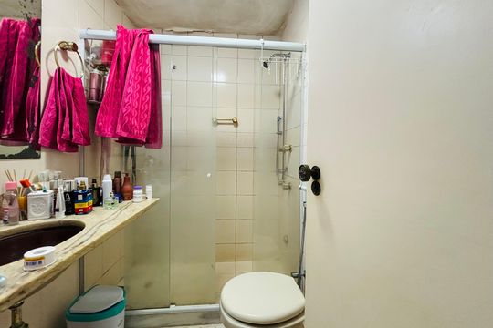 Banheiro social de apartamento para alugar com 2 quartos, 90m² em Copacabana, Rio de Janeiro