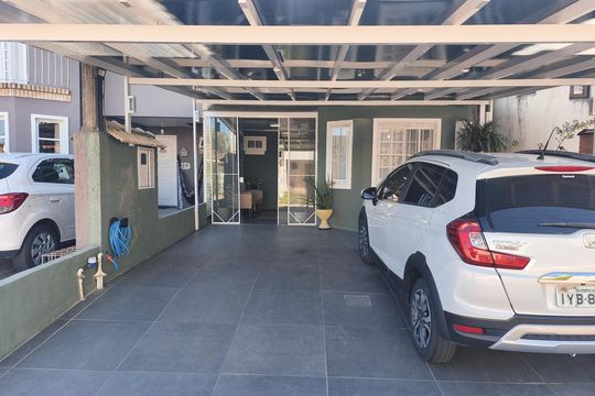 Garagem de casa de condomínio à venda com 3 quartos, 162m² em Guarujá, Porto Alegre