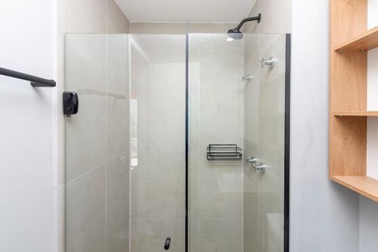 Banheiro de kitnet/studio para alugar com 1 quarto, 26m² em Santo Amaro, São Paulo