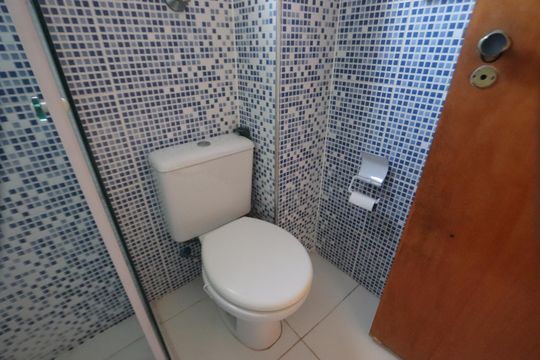 Banheiro de apartamento para alugar com 2 quartos, 65m² em Vila Antonieta, São Paulo