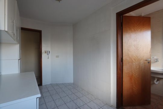 Cozinha de apartamento para alugar com 2 quartos, 65m² em Vila Antonieta, São Paulo