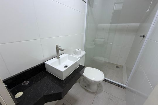 Banheiro  de kitnet/studio para alugar com 1 quarto, 40m² em Taquara, Rio de Janeiro