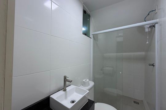 Banheiro  de kitnet/studio para alugar com 1 quarto, 40m² em Taquara, Rio de Janeiro