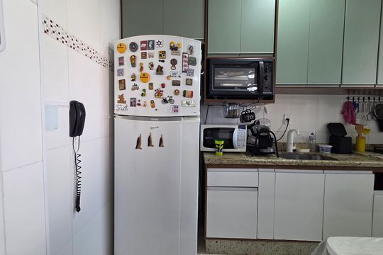 Cozinha de apartamento para alugar com 1 quarto, 50m² em Guilhermina, Praia Grande