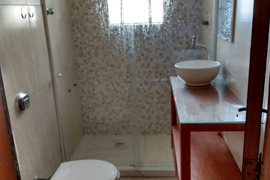 Banheiro de apartamento para alugar com 1 quarto, 46m² em Santa Teresa, Rio de Janeiro