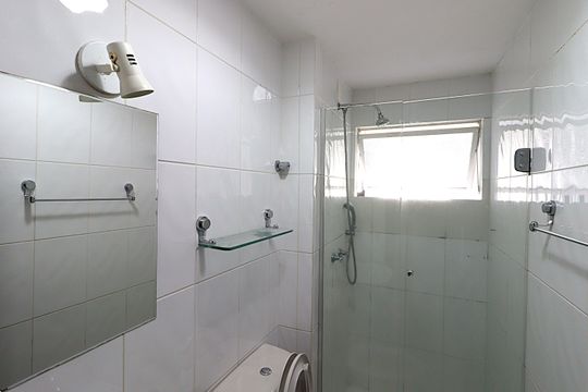 Banheiro de apartamento à venda com 1 quarto, 44m² em Boa Vista, Porto Alegre