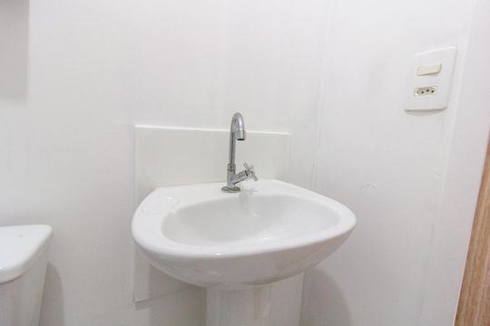 Banheiro de apartamento para alugar com 2 quartos, 32m² em Vila das Bandeiras, Guarulhos