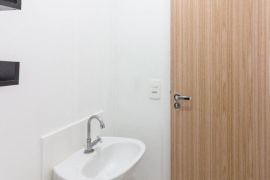 Banheiro de apartamento para alugar com 2 quartos, 32m² em Vila das Bandeiras, Guarulhos