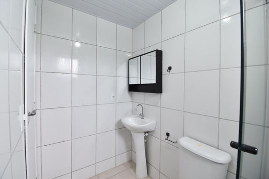 Banheiro de apartamento à venda com 2 quartos, 47m² em Santa Cândida, Curitiba