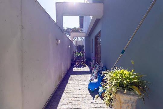 Corredor lateral de casa de condomínio para alugar com 5 quartos, 360m² em São Paulo Ii, Cotia