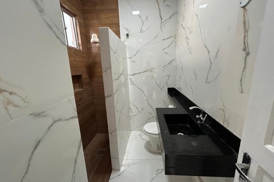 Banheiro de casa para alugar com 2 quartos, 70m² em Encantado, Rio de Janeiro