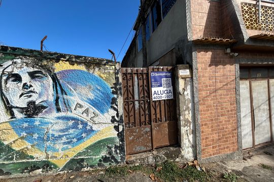 Fachada + placa de casa para alugar com 2 quartos, 70m² em Encantado, Rio de Janeiro