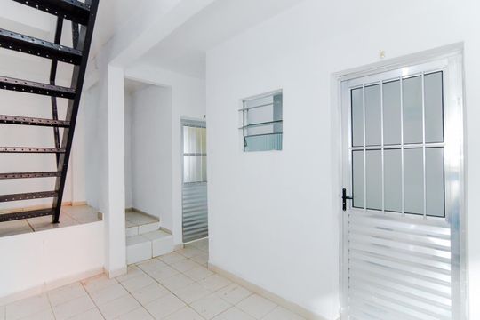 Hall de entrada de casa para alugar com 1 quarto, 67m² em Recreio São Jorge, Guarulhos