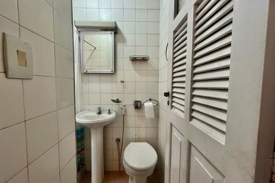 Banheiro de serviço de apartamento à venda com 3 quartos, 120m² em Gávea, Rio de Janeiro