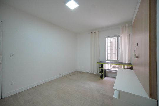 Sala de apartamento para alugar com 1 quarto, 47m² em Kobrasol, São José