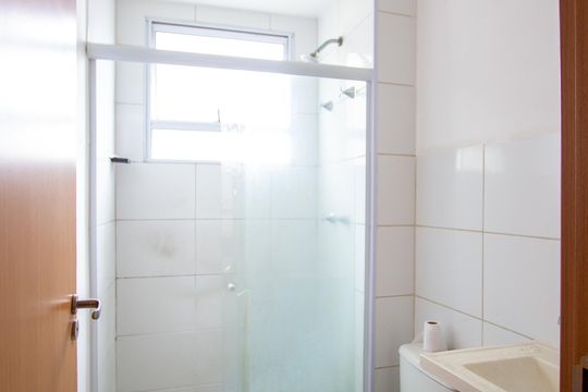 Banheiro de apartamento para alugar com 2 quartos, 42m² em Vila Lage, São Gonçalo