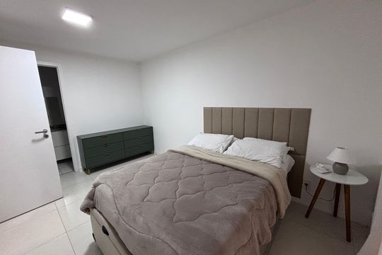Quarto 1 de apartamento para alugar com 3 quartos, 96m² em Recreio dos Bandeirantes, Rio de Janeiro