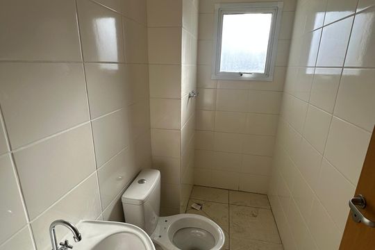 Banheiro de apartamento para alugar com 2 quartos, 46m² em Parque Sao Vicente, São Vicente