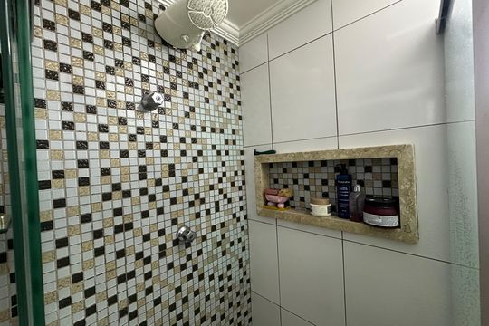 Banheiro de apartamento à venda com 2 quartos, 48m² em Jardim Regina, São Paulo