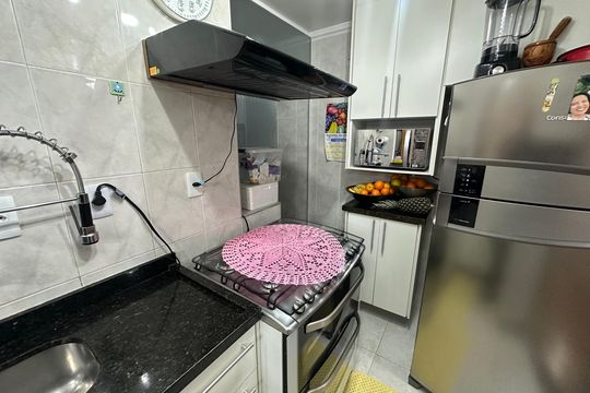 Cozinha de apartamento à venda com 2 quartos, 48m² em Jardim Regina, São Paulo