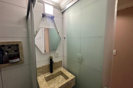 Banheiro de apartamento à venda com 2 quartos, 48m² em Jardim Regina, São Paulo