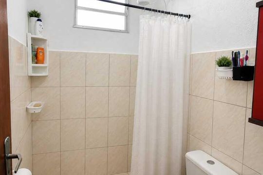 Banheiro de apartamento para alugar com 2 quartos, 44m² em Bangu Senador Camará , Rio de Janeiro